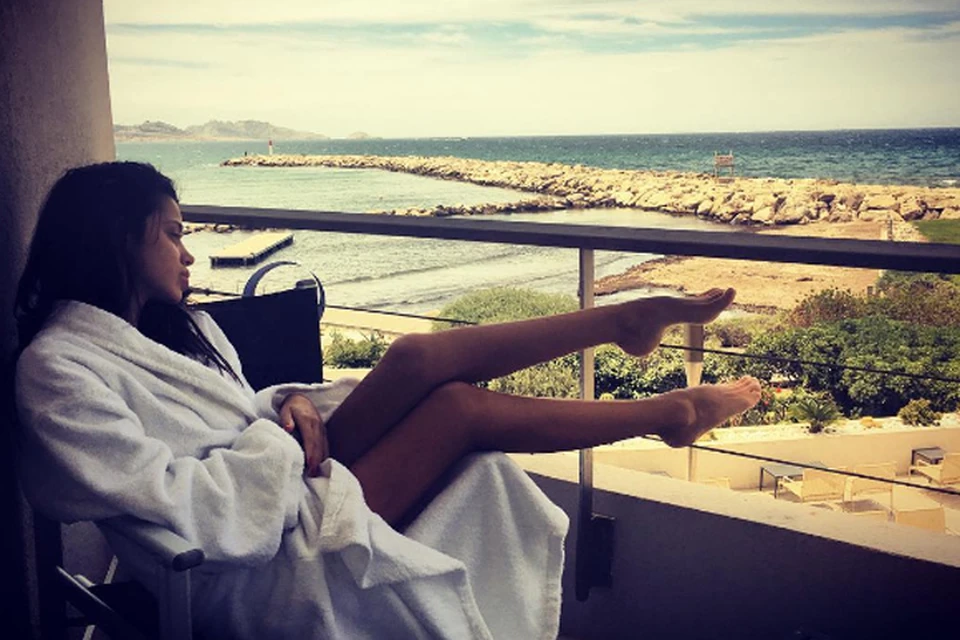 Невеста нападающего сборной Федора Смолова - 24-летняя модель Миранда Шелия в роскошном отеле в Марселе Фото: www.instagram.com/mimishelini/