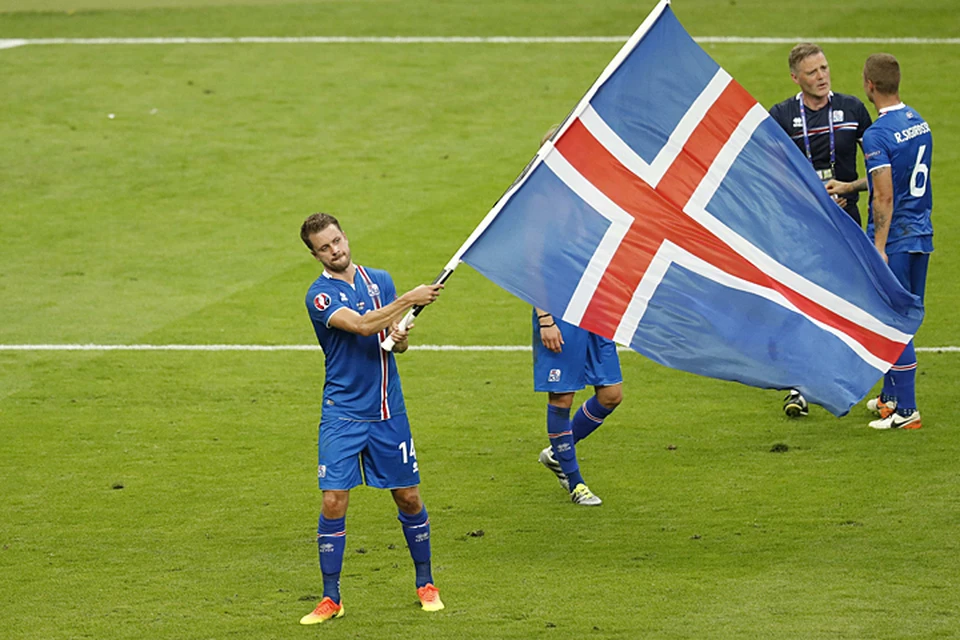 Свой последний матч на групповом этапе против Австрии исландцы проводили на арене «Стад де Франс», вмещающей 81 тысячу зрителей, или четверть населения страны.