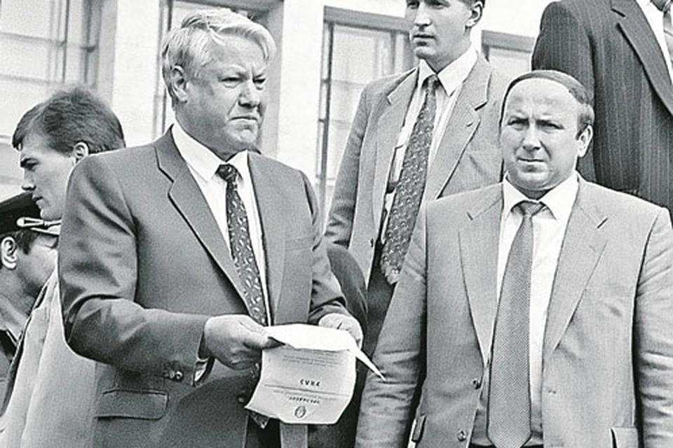 Вплоть до выборов 1996 г. Александр Коржаков (справа) был буквально тенью Ельцина на всех публичных и закрытых мероприятиях.