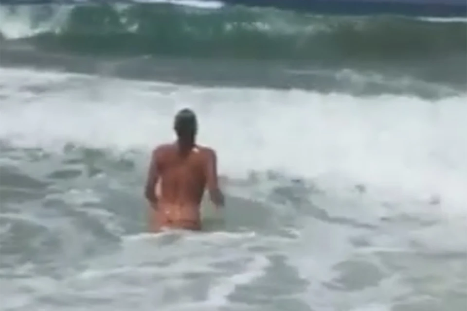 На частном пляже фешенебельной виллы, которую бронирует Волочкова, она прыгает в волнах нагишом