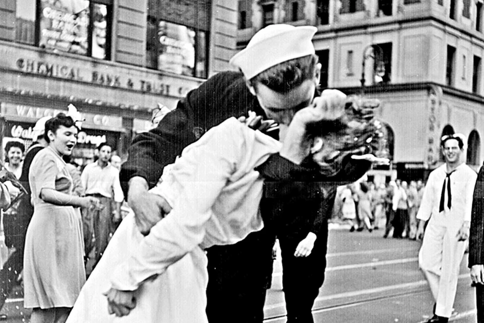 Ставший легендой снимок был сделан в Нью-Йорке в 1945 году.