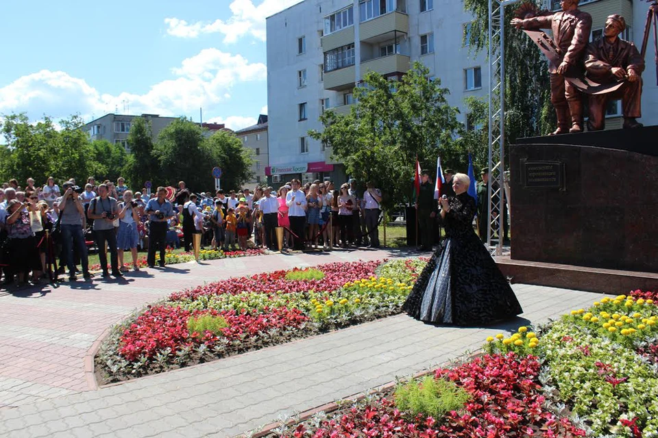 Памятник дорожникам открывали под гимн в исполнении Жанны Прохорихиной.