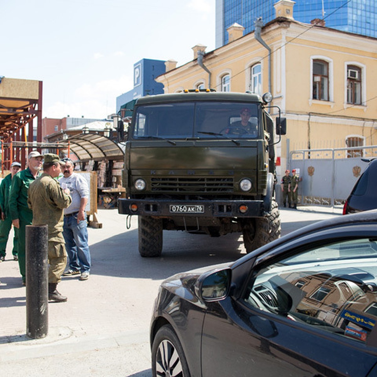 Нелегальная парковка в центре Челябинска заблокировала военных - KP.RU