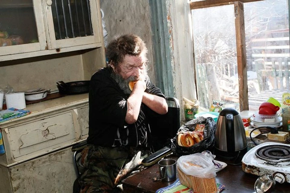 Инвалида, брошенного родными в доме без света и тепла, спасли на Байкале пользователи соцсетей