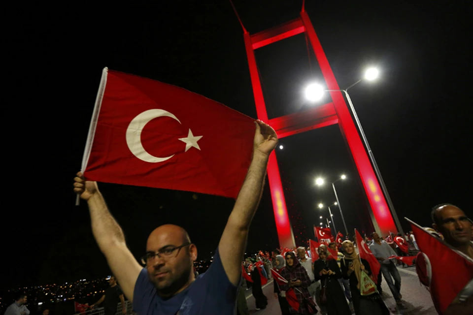 В Турции до сих пор продолжаются массовые демонстрации в поддержку действующей власти