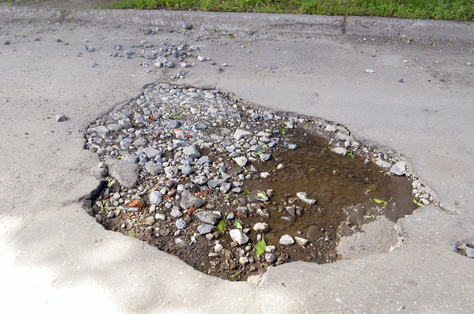 Ямы на дорогах приводят к большим проблемам.