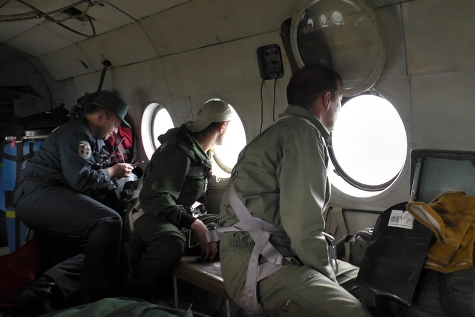 Спасатели во время поисков АН-2