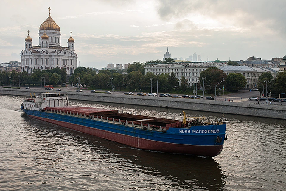 Чтобы избавить москвичей от неудобств из-за большого количества строительной техники в центре города, решили использовать для подвоза песка баржи на Москва-реке