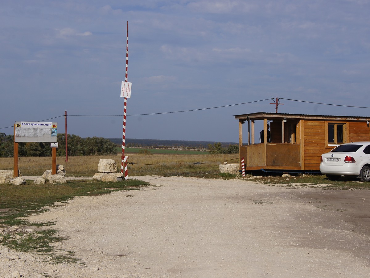 Пляж в районе Галичьей горы закрыли от отдыхающих шлагбаумом, а за въезд  берут деньги - KP.RU