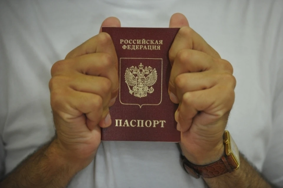 Со свидетельством о перемене имени нужно придти в паспортный стол в МФЦ своего района.
