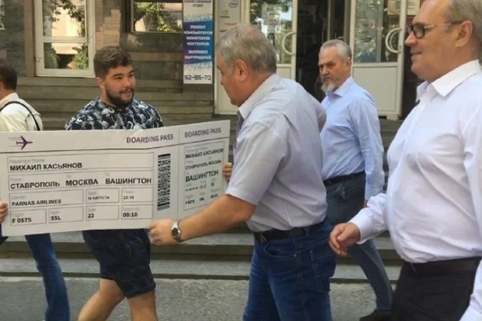 Михаилу Касьянову вручили в Ставрополе авиабилет в Вашингтон. Фото: antimaidan.ru