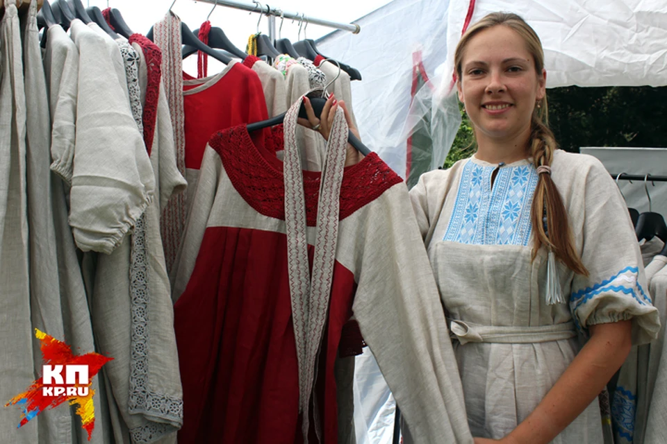Мастерица Ксения Блинкова шьет рубахи, подобные тем, что носили наши предки.