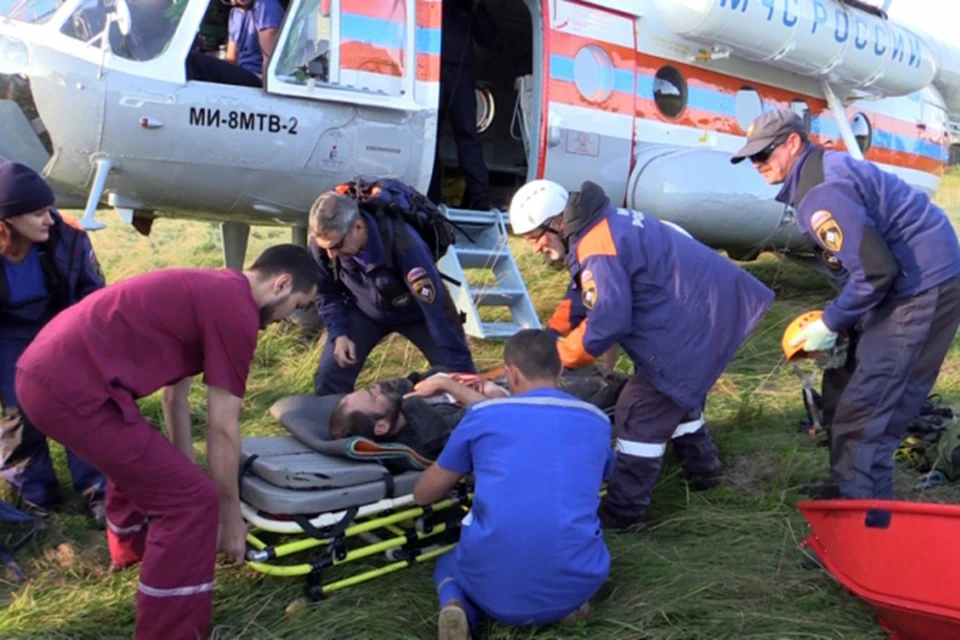Несчастный случай мчс. Алтай происшествия с туристами. Турист на Алтае пострадал. МЧС В горах фото.