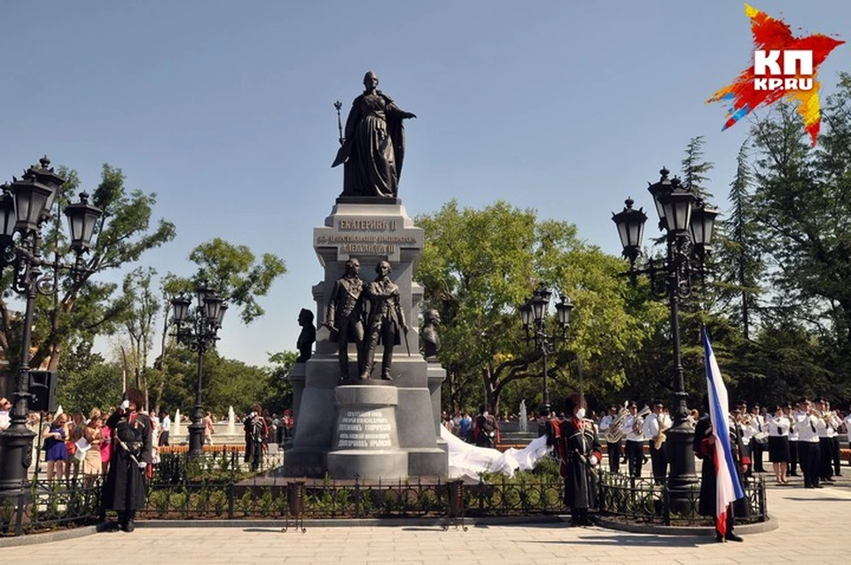 Памятник открыли в Екатерининском саду Симферополя