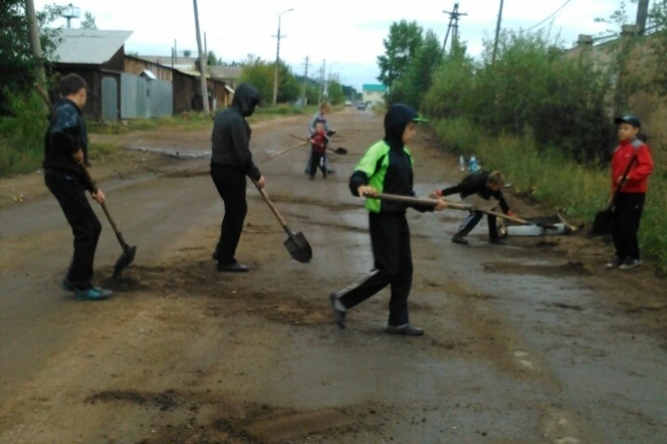 Школьники сами отремонтировали дорогу в Усть-Куте, чтобы…ездить на великах. ФОТО: Алена Зингаева.