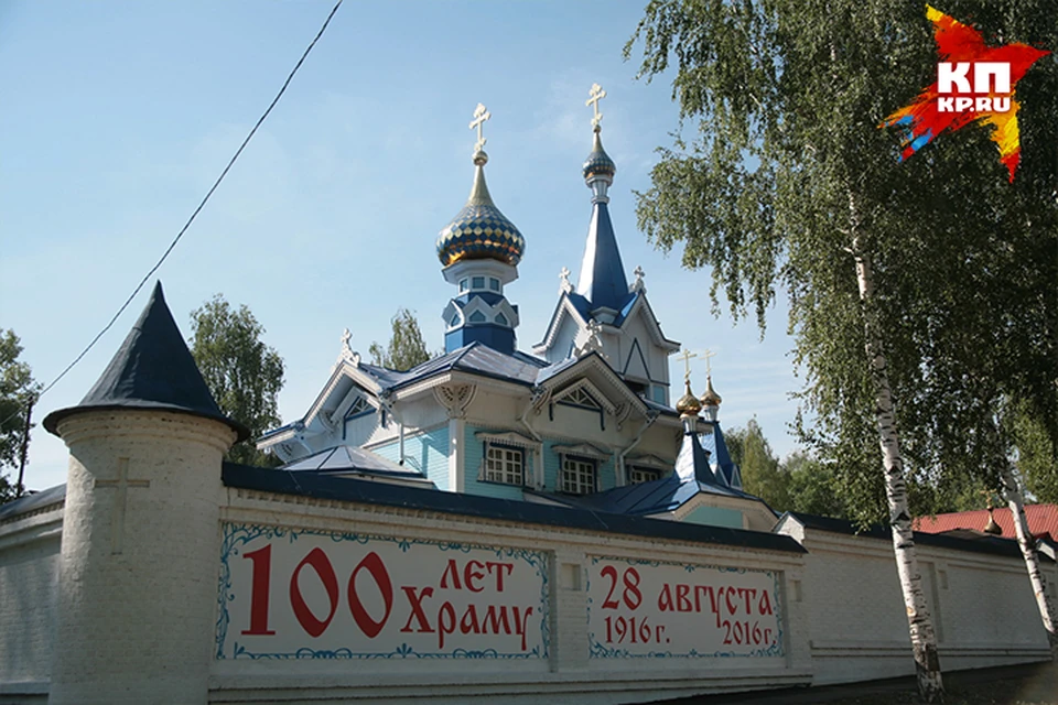 Успенская церковь в Ижевске выстроена в так называемом русском стиле, приметы которого - внимание к деталям, пышность, декоративность.