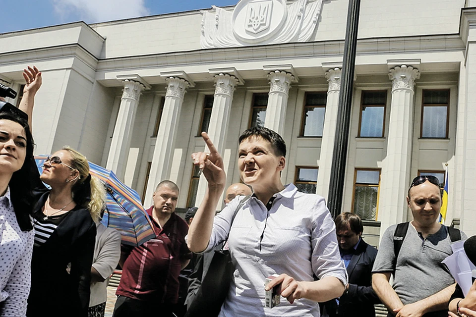 Пока Савченко была за решеткой, на Украине из нее делали звезду. Сейчас в нее летят камни - не то говорит про майдан, Крым и Донбасс.