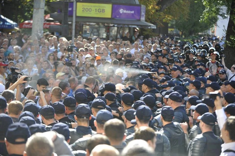 Против протестующих применили слезоточивый газ. Фото: Павел Григорчук.