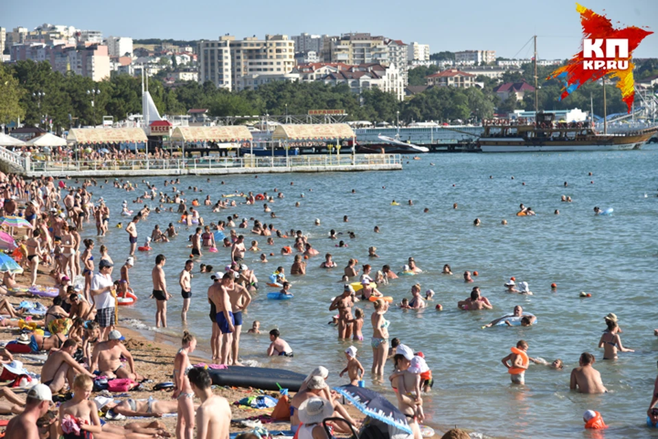 На городском пляже Геленджика плотность людей выше, чем в новосибирском метро в час пик.