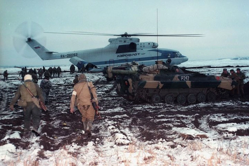 Первая чеченская война началась 11 декабря 1994 года. Это фото сделано в первый день войны фотокором "Комсомолки" Владимиром Веленгуриным. Аэродром на границе Чечни и Дагестана, рядом с Хасавюртом.