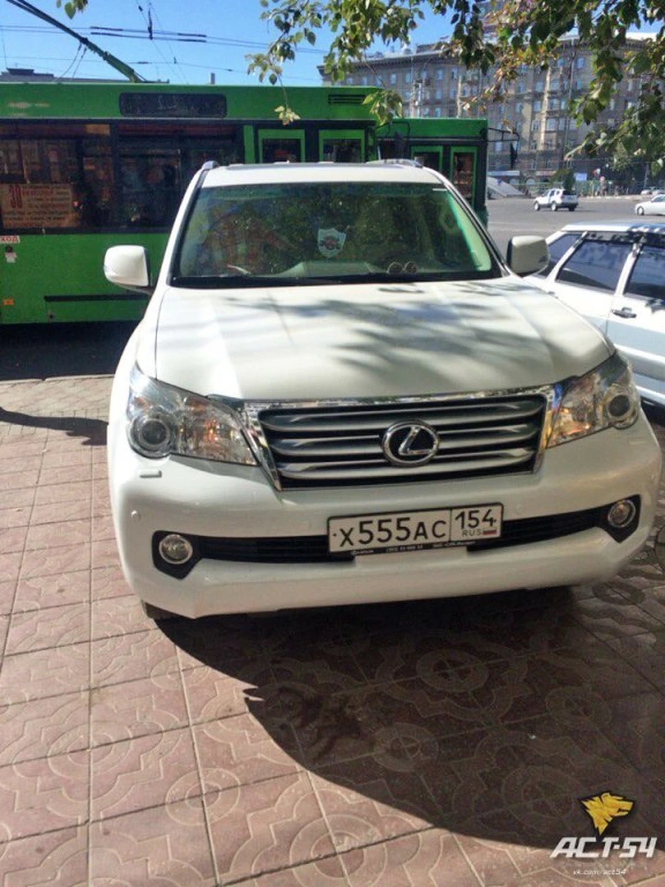 "Лексус" был припаркован на площади Калинина