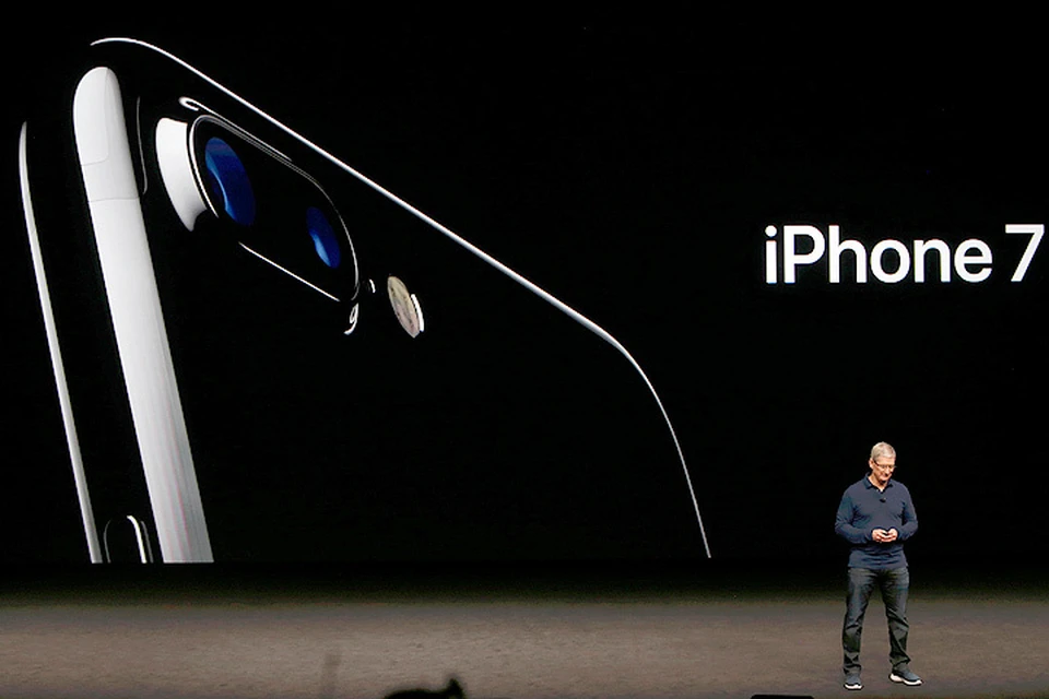 Тим Кук ведет презентацию Apple