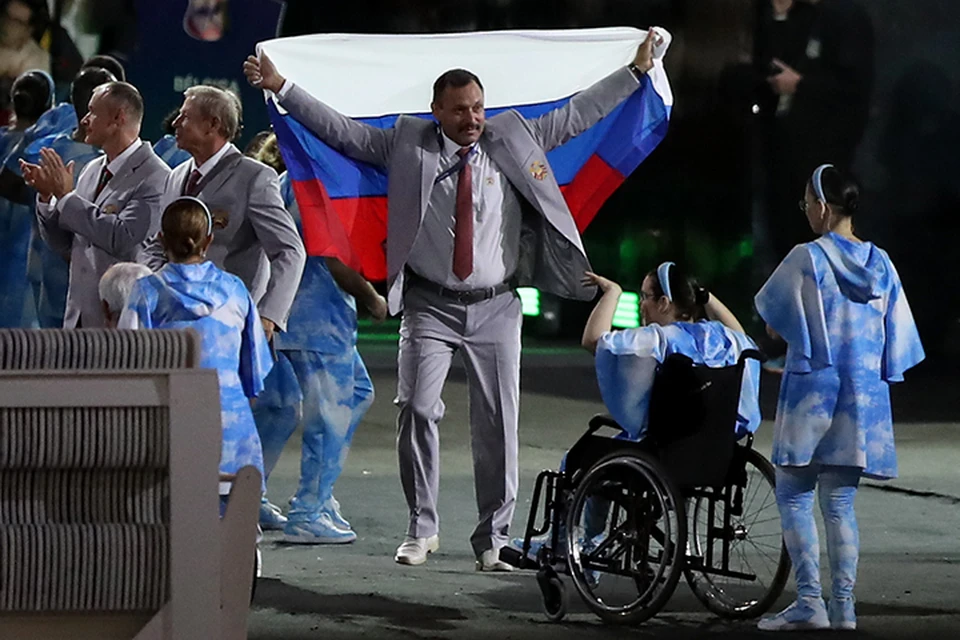 Один из атлетов достал российский флаг во время Парада наций. Фото: FA Bobo/PIXSELL/PA Images