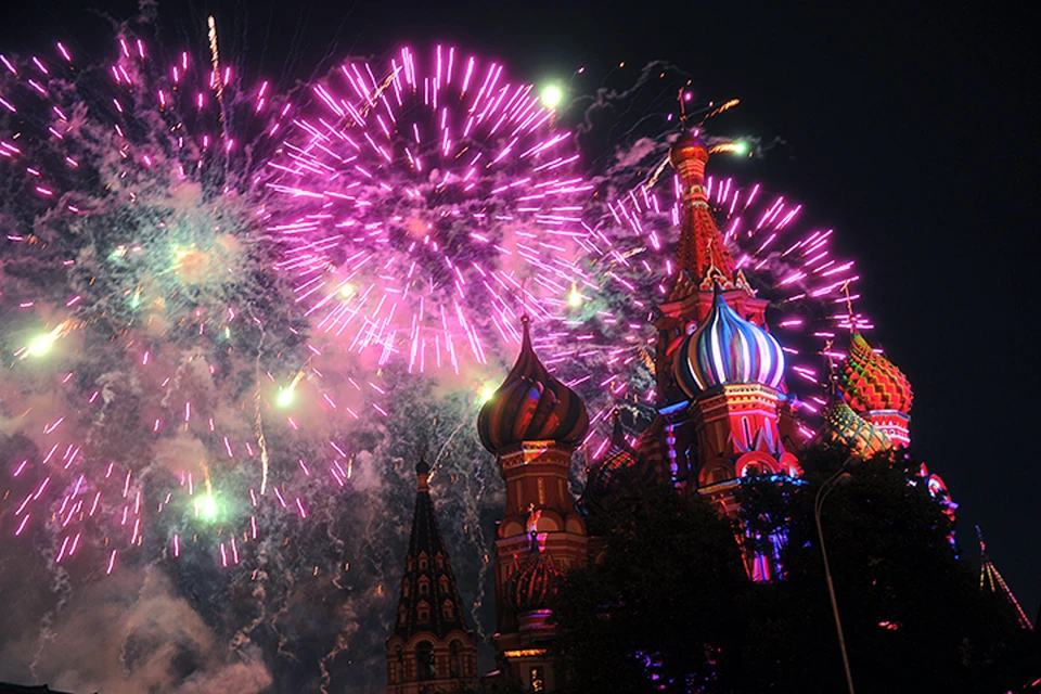 В субботу, 10 сентября, в 22.00 над Москвой взлетят праздничные салюты