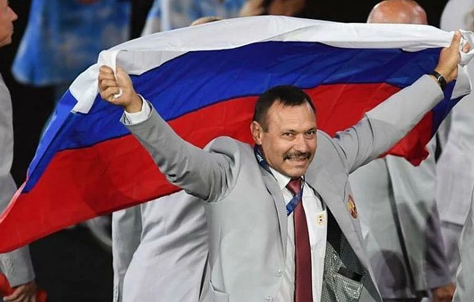 Андрей Фомочкин развернул на церемонии открытия Паралимпийских игр российский флаг. Фото: twitter.com