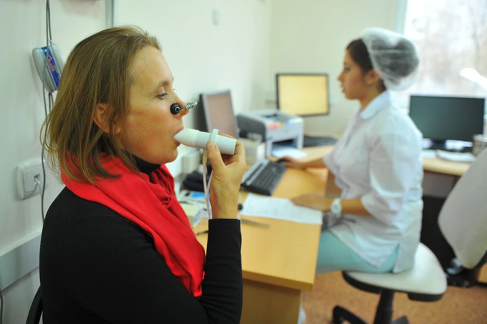 Чтобы подтвердить или опровергнуть диагноз "астма", обязательно проводится спирометрия (на фото).