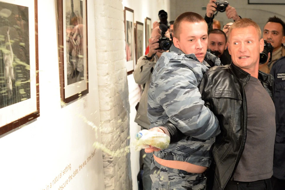 К скандальным фотографиям пробрался активист движения «SERB» Александр Петренко и в знак протеста окатил несколько снимков