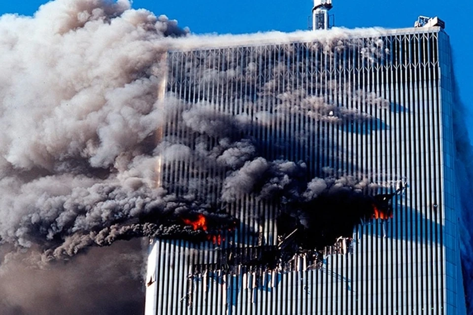 Охваченное пламенем здание Всемирного торгового центра