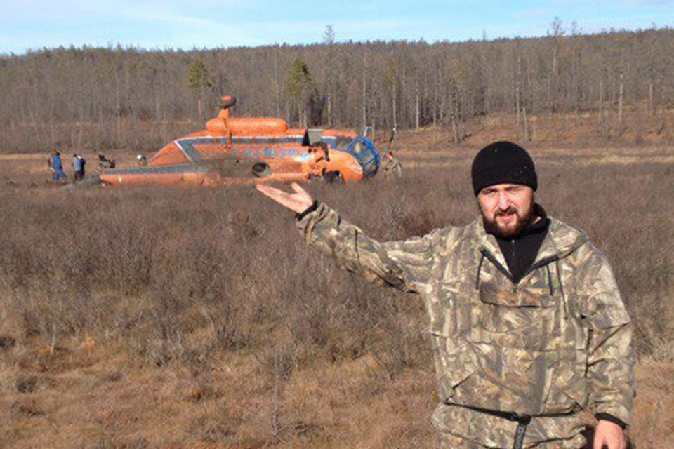 Селфи с рухнувшим вертолетом «на руке»? Суровым сибирским мужикам это нипочем. Фото предоставлено Евгением Манаковым.