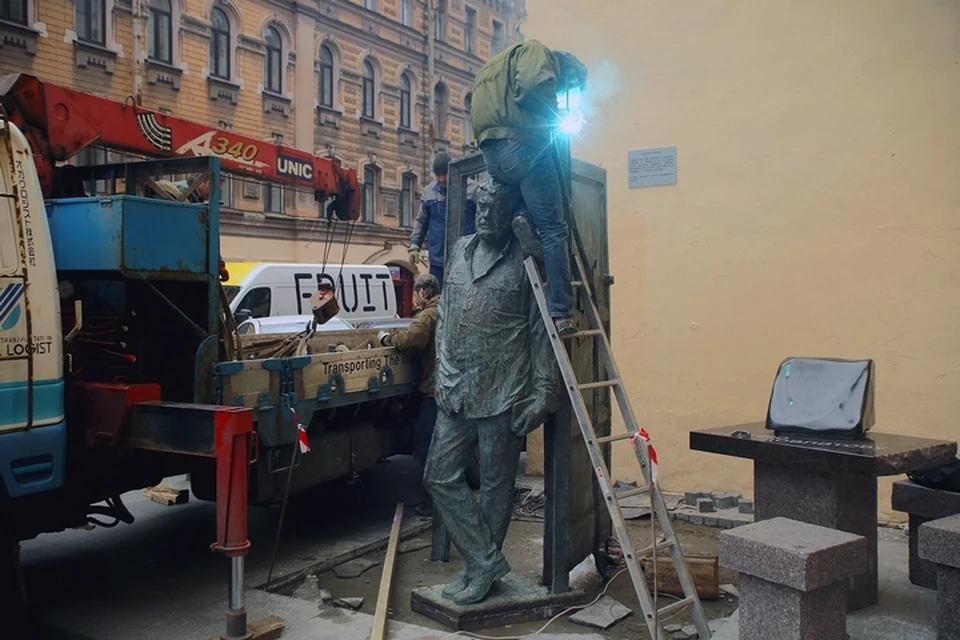 Памятник Довлатову вернулся на свое место.