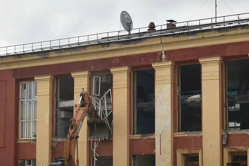 Дом спорта в Новосибирске обнесли забором и снесли за минувшие выходные.