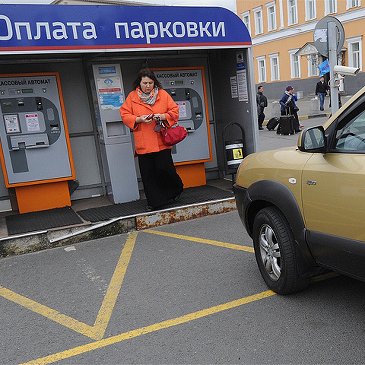 В Москве бесплатные парковки возле метро будут работать до часа ночи - KP.RU