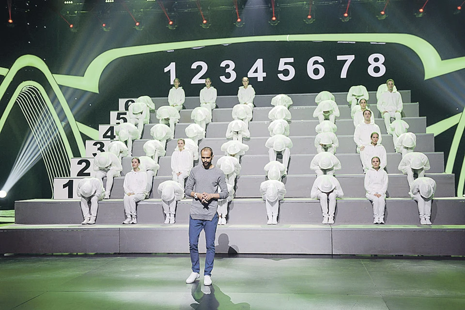 За одну минуту Андрей запомнил лица 27 человек, одетых абсолютно одинаково. Фото: Канал «Россия»