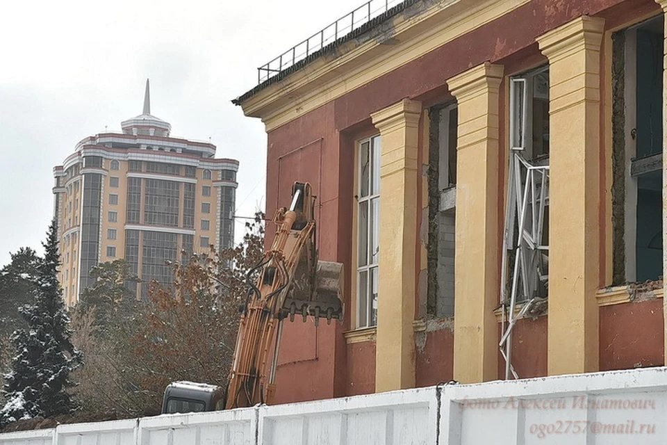 Дом Спорта в Новосибирске уже снесен. Горожане молча наблюдали, как ковш экскаватора рушит их историю.