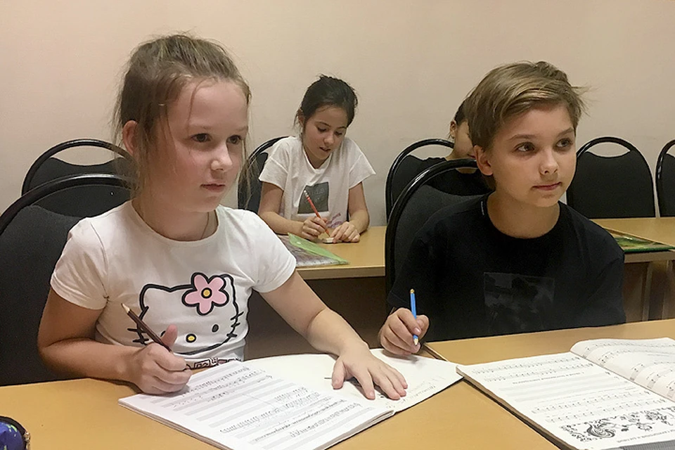 Сын Сергея Филина и дочь Валерии Гай Германики делят одну парту в школе «Непоседы»/ ФОТО пресс-служба «Непоседы»