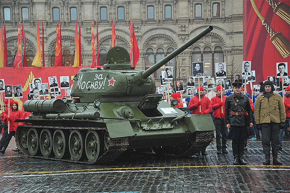 По Красной площади проехала боевая техника времен Великой Отечественной.