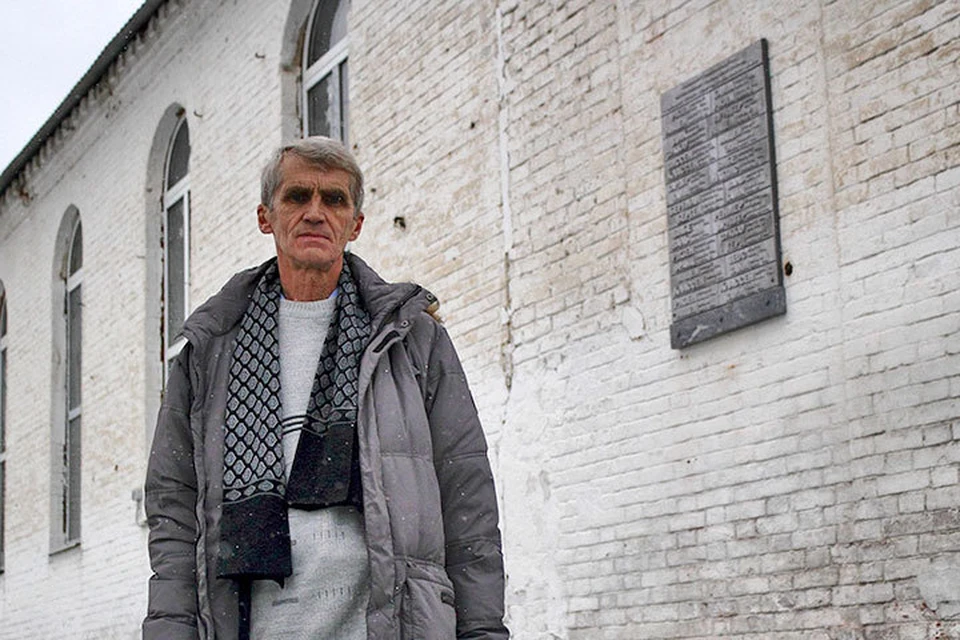 Потомок раскулаченных немцев Сергей Харюков установил мемориальную доску в самарском селе Надеждино.