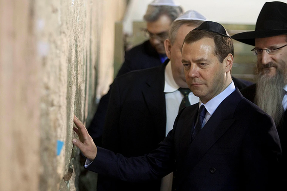 Побывал Медведев и у Стены Плача, которая является святыней для иудеев, местом молитвы и объектом паломничества