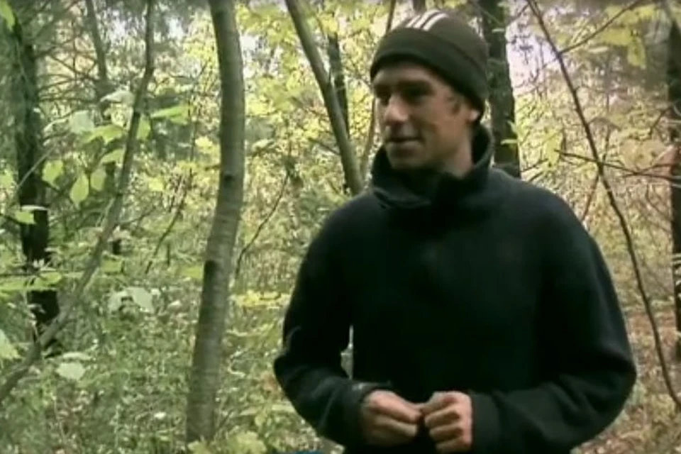Сергей вырос в этих лесах, знает, где растет каждый кустик. Фото: Первый канал