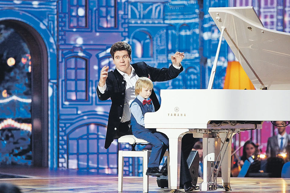 Денис Мацуев не удержался и захотел сыграть композицию «Торнадо» для фортепьяно, сочиненную 5-летним Елисеем Мысиным, в четыре руки. Фото: Канал «Россия»
