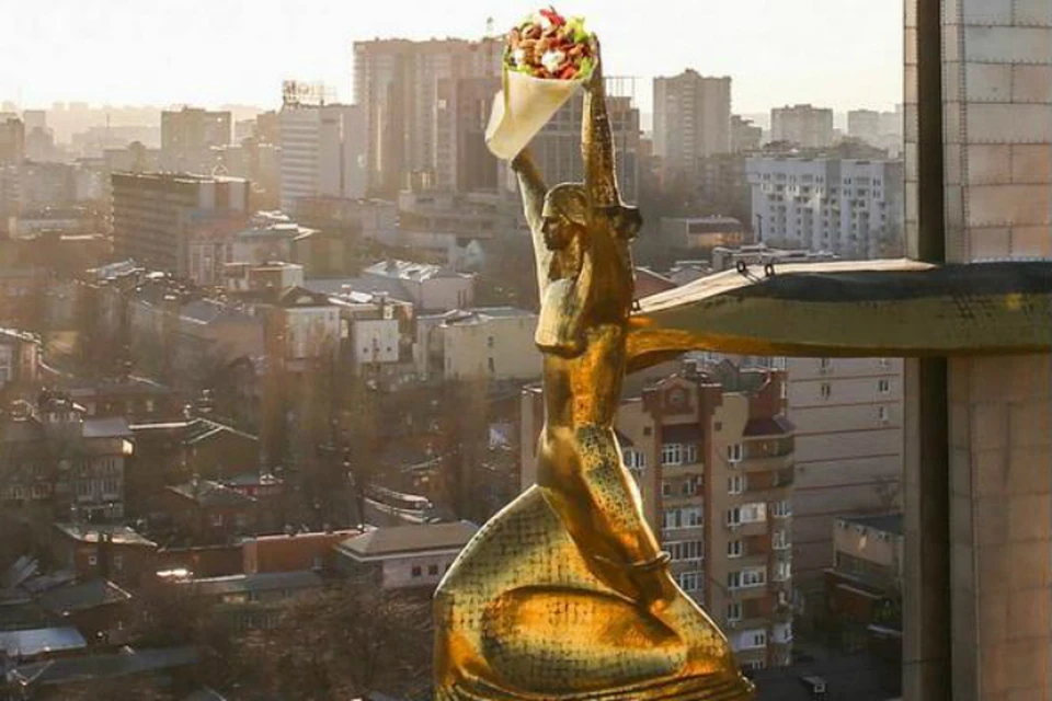 Вот такой креативный ход выдумали пиарщики заведения фаст-фуда, сопроводив снимко подписью: "Мы поняли, чего не хватало главному памятнику Ростова". Фото: Instagram.