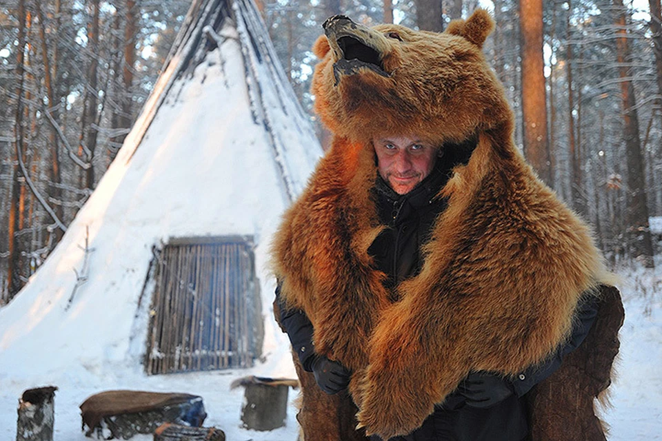 Владимир Ворсобин в заповеднике "Томская писаница" примерил шкуру медведя.