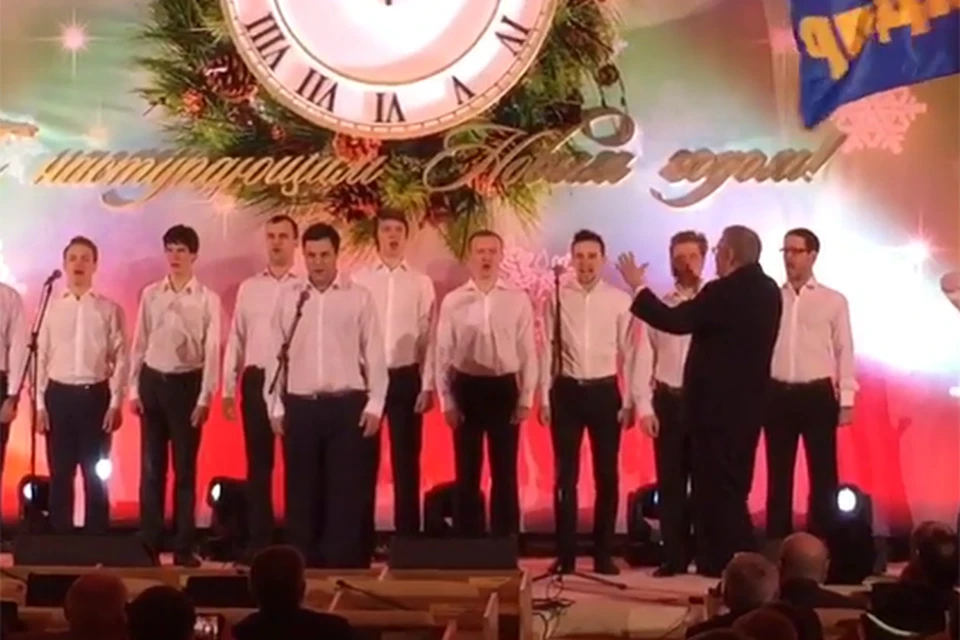 На прошлый новый год отличился Лидер ЛДПР Владимир Жириновский. Он дирижировал хором мальчиков-депутатов партии