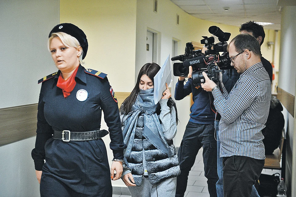 Любительница гонок по улицам (на фото ее ведут в суд) нарулила на 24 дня административного ареста, 595 часов работы дворником и 139 тысяч рублей штрафов.