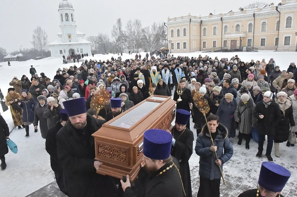 Мощи святого Антония Вологодского на руках принесли в собор.