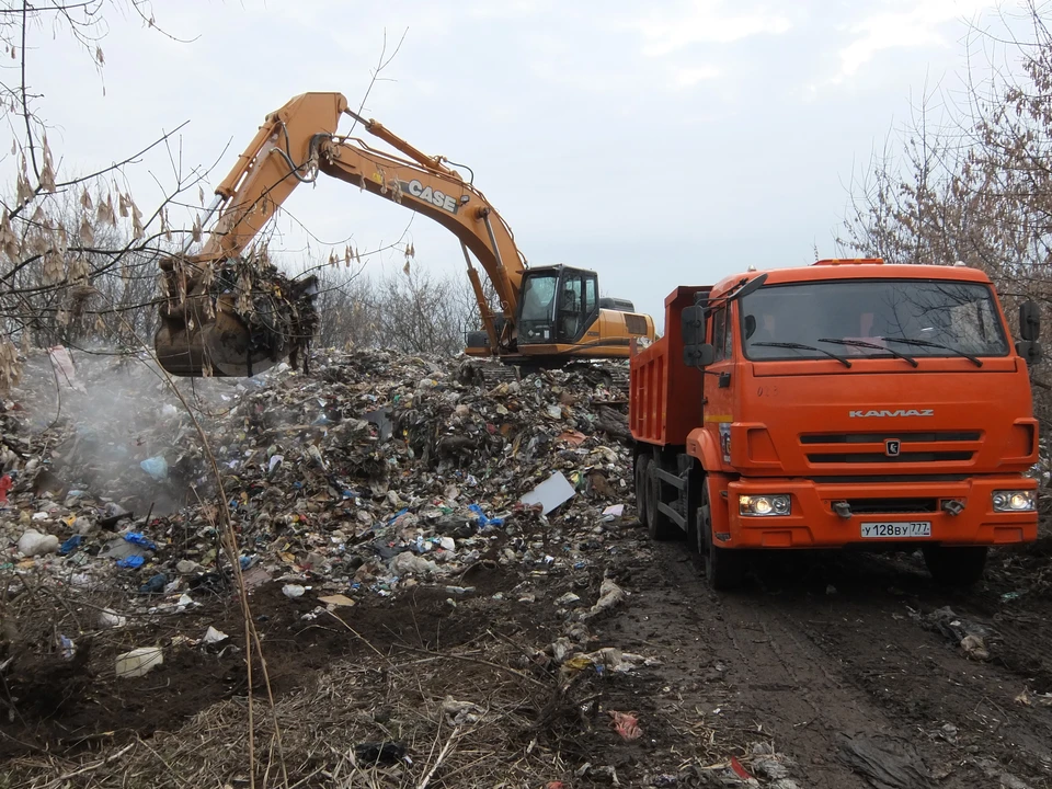 Администрация вывозит с мест стихийных свалок тонны отходов. Фото: Олег АДАМОВИЧ